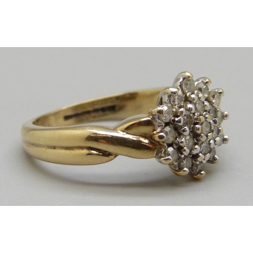 966 - A 9ct gold and diamond cluster ring, 2.6g, J