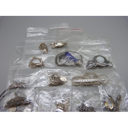 976 - Twenty silver pendants and chains