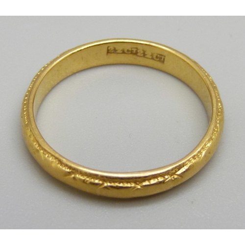 980 - A 22ct gold ring, 3.9g, O