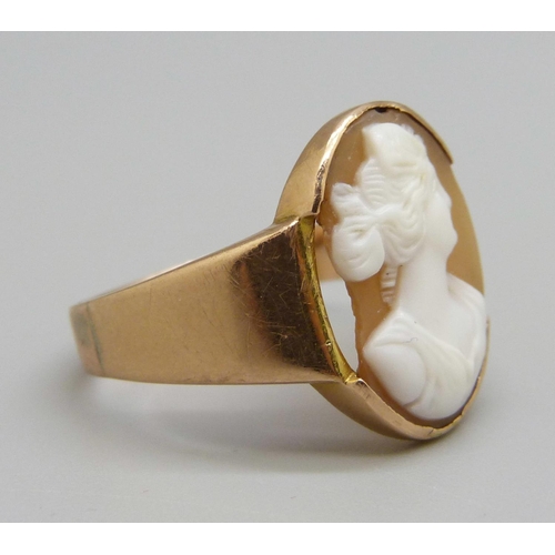 994 - A 15ct gold ring with cameo, 5.6g, T, cameo a/f