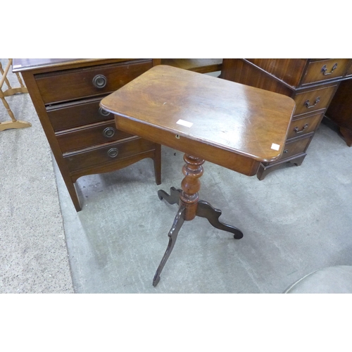 163 - A Victorian mahogany single drawer lady's sewing table