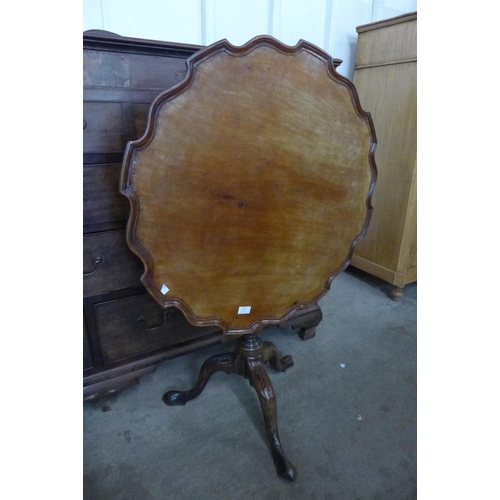 179 - A 19th Century Chippendale style mahogany birdcage action tilt-top tripod tea table