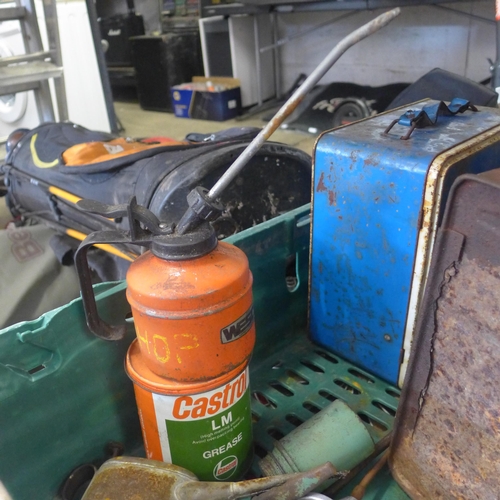 2139 - Tray of vintage oil and fuel cans