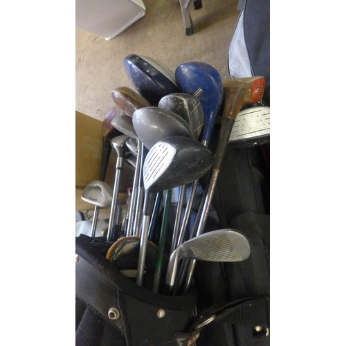 2155 - 4 golf bags with clubs