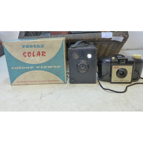 2194 - Box of vintage compact and Box Brownie cameras and photographic books