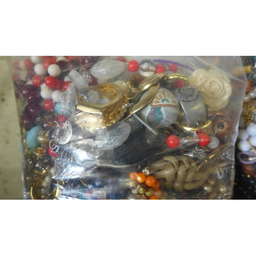 2208 - Approx 8-10kg costume jewellery