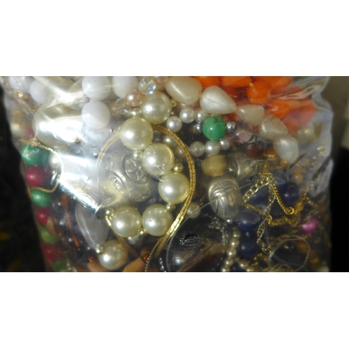 2208 - Approx 8-10kg costume jewellery