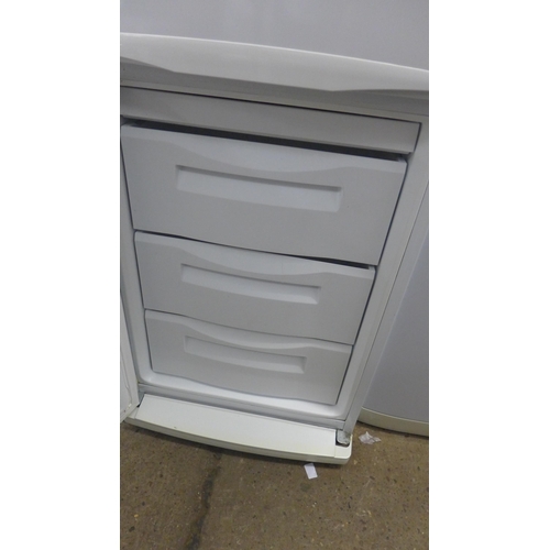 2262 - Daewoo tall 60/40 Frost Free fridge freezer