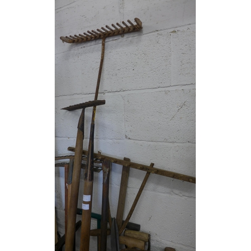 2336 - Bundle of approx. 15 garden tools