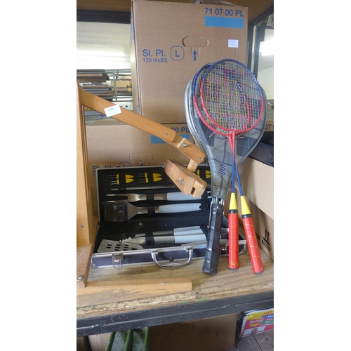 2060 - BBQ set, easel and 4 rackets