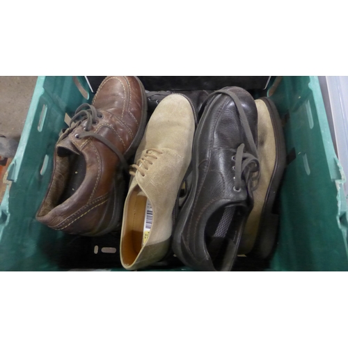 2065 - 2 boxes of assorted shoes and hand bags