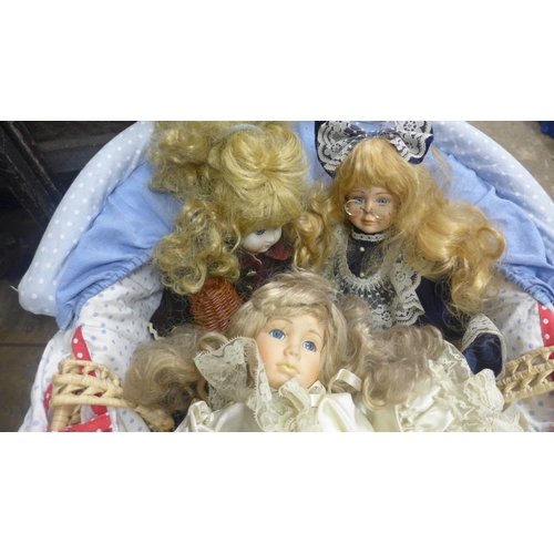 2068 - Pursline dolls with baby basket and baby bath