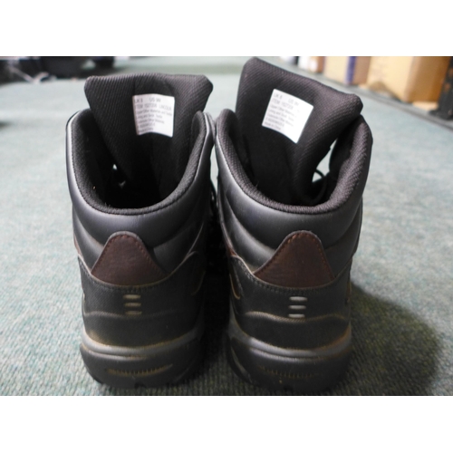 3001 - Men's brown Khombu walking boots, UK 8 * this lot is subject to VAT