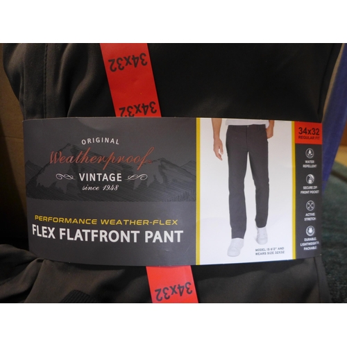 3013 - Box of Men's shorts: various styles/sizes/colours * this lot is subject to VAT