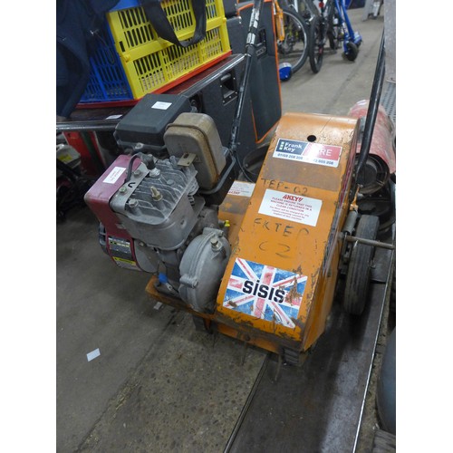 2053 - Petrol aerator with Honda engine * this lot is subject to VAT