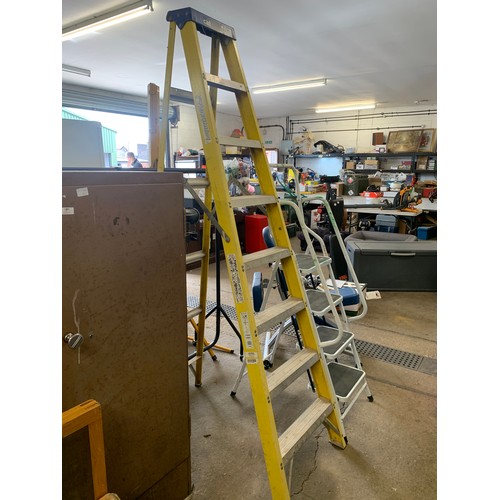 2288 - Youngman 7-rung catwalk electrician's fibreglass stepladder