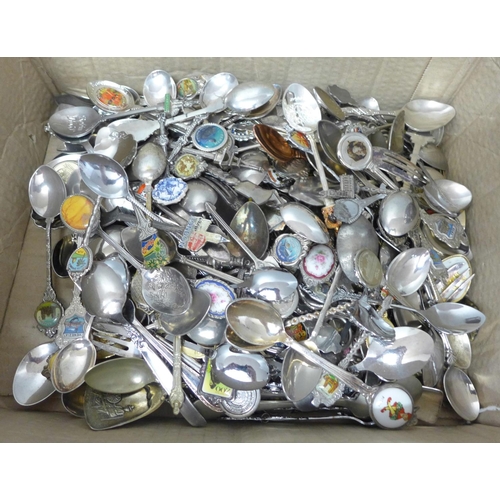 1002 - A collection of approximately 200 souvenir spoons