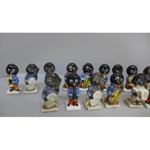 662 - A collection of Wade Robertsons ceramic advertising band figures, 21 in total, five a/f