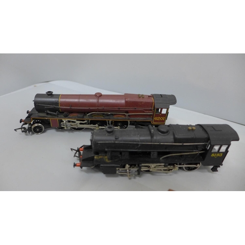 683 - A black Hornby 2-8-0 model locomotive, no motor, a green Southern 900 tender, with motor, a Hornby 4... 