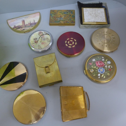 692 - A collection of over 25 compacts