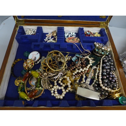 696 - A wooden case and bag of costume jewellery