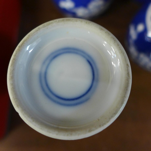 704 - Two pairs of Chinese blue and white ginger jars, a vase and one other ginger jar