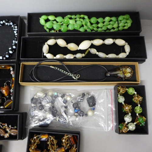 730 - Murano glass jewellery and other glass jewellery