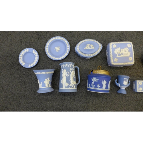 752 - A box of Wedgwood Jasperware, etc.