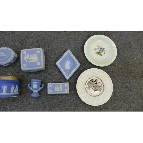 752 - A box of Wedgwood Jasperware, etc.