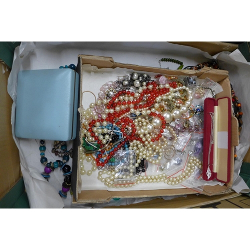 785 - A collection of jewellery boxes, rings, necklaces, earrings, etc.