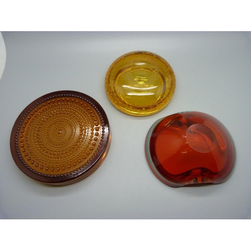 817 - Three items of glass including Whitefriars controlled bubble bowl