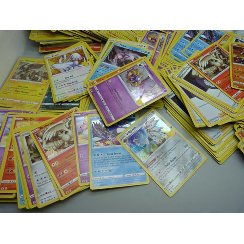 830 - 450 holographic Pokemon cards