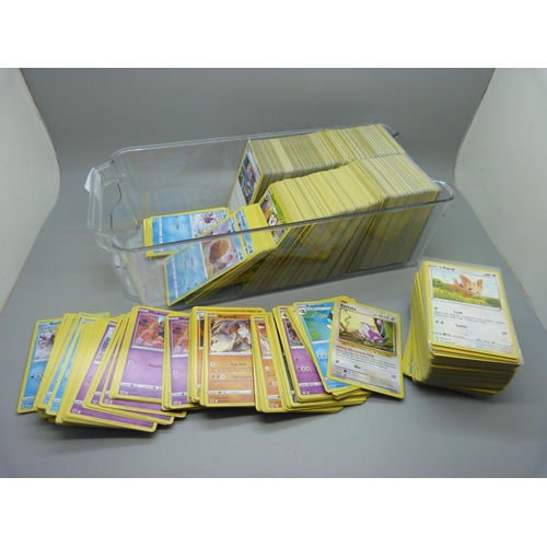 832 - 1200 Pokemon cards