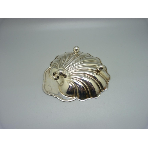 842 - A silver shell shaped butter dish, Sheffield 1914, 71g