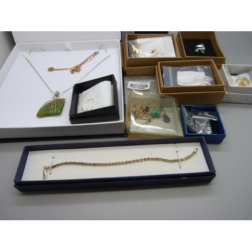 853 - A collection of silver jewellery