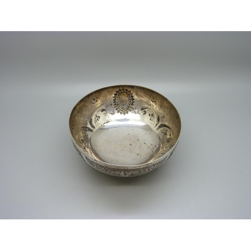 859 - A white metal footed bowl, marked 830, 112g, 118mm in diameter