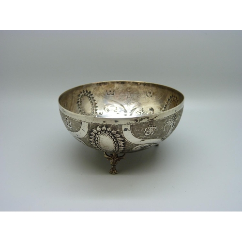 859 - A white metal footed bowl, marked 830, 112g, 118mm in diameter