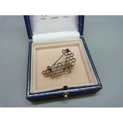 861 - A hallmarked silver bee and honeycomb brooch, 38mm, in a Mappin & Webb box