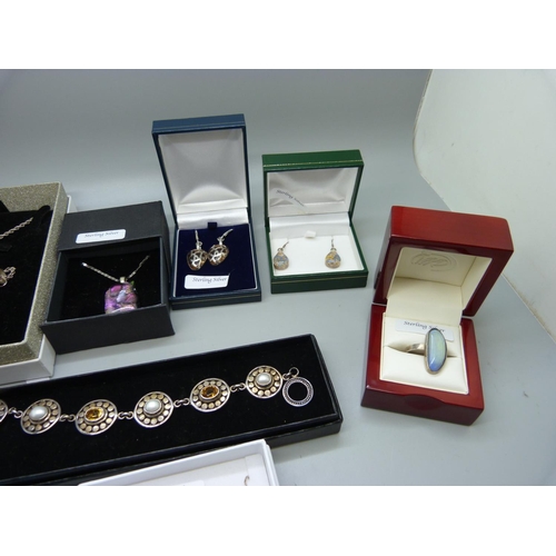 865 - A collection of silver and silver mounted jewellery