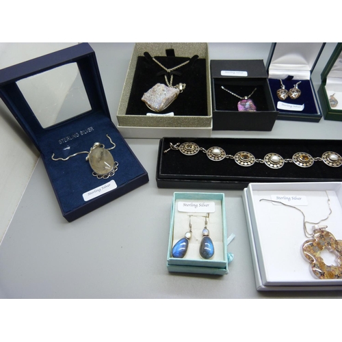 865 - A collection of silver and silver mounted jewellery