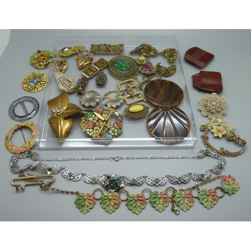 894 - A collection of vintage 1920's/30's jewellery including Bakelite buckles, dress clips, etc.