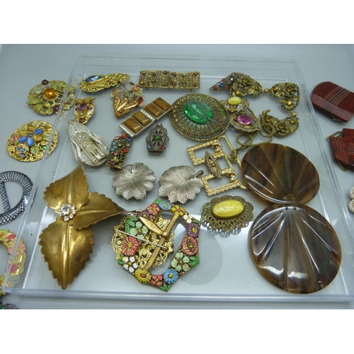 894 - A collection of vintage 1920's/30's jewellery including Bakelite buckles, dress clips, etc.