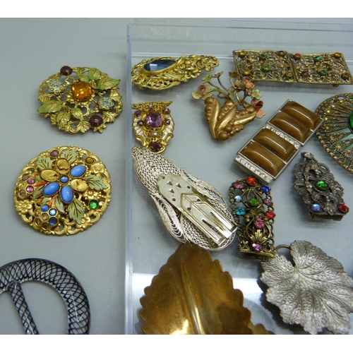 894 - A collection of vintage 1920's/30's jewellery including Bakelite buckles, dress clips, etc.