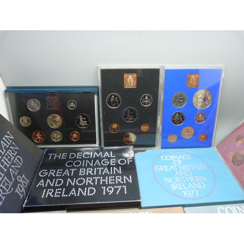 899 - A Royal Mint 1995 UK proof coin collection and seven GB coin sets, ranging 1971 to 1982