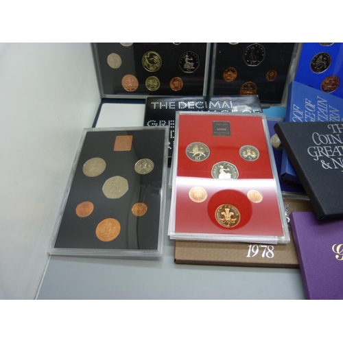 899 - A Royal Mint 1995 UK proof coin collection and seven GB coin sets, ranging 1971 to 1982