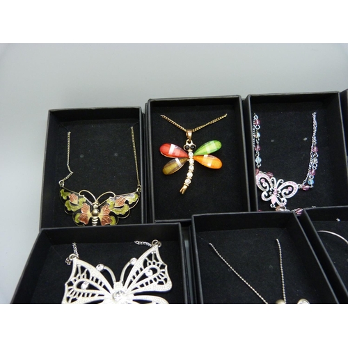 900 - Seven butterfly necklaces and a dragonfly necklace, (8)