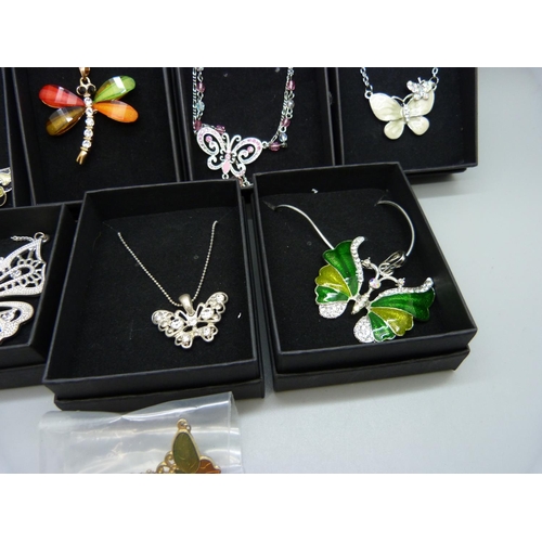 900 - Seven butterfly necklaces and a dragonfly necklace, (8)