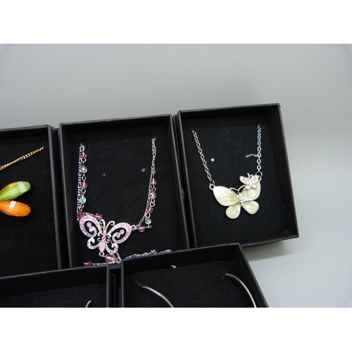 900 - Seven butterfly necklaces and a dragonfly necklace, (8)