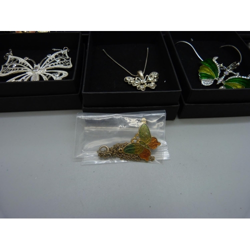 900 - Seven butterfly necklaces and a dragonfly necklace, (8)