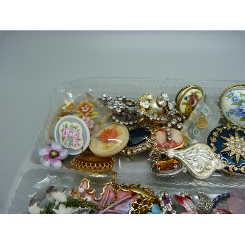 901 - A collection of costume jewellery